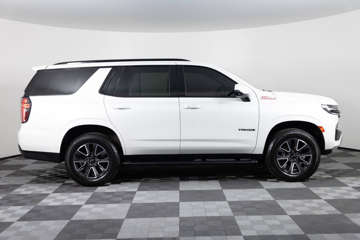 Used 2023 Chevrolet Tahoe Z71 w/ Luxury Package AWD/4WD image 9