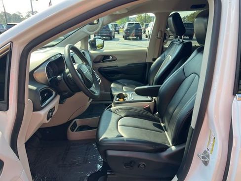 Used 2024 Chrysler Pacifica Touring-L FWD image 7