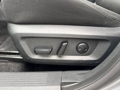 Used 2025 Nissan Rogue SV FWD image 17