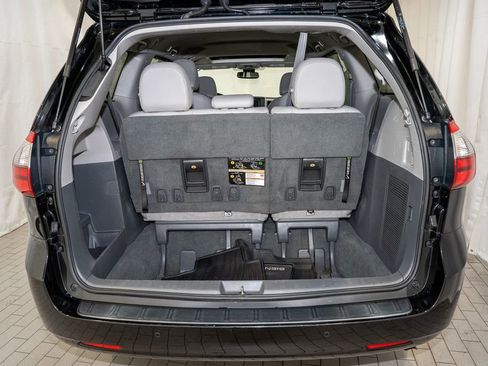 Used 2020 Toyota Sienna XLE image 6