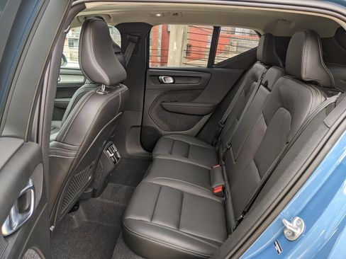 Certified 2025 Volvo XC40 B5 Ultra w/ Climate Package image 23