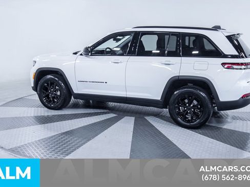 Used 2025 Jeep Grand Cherokee Altitude AWD/4WD image 5