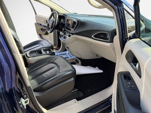 Used 2020 Chrysler Pacifica Touring-L w/ Tire & Wheel Group image 26