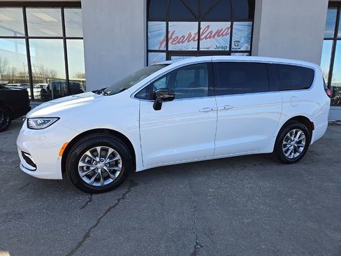 New 2026 Chrysler Pacifica Limited w/ Trailer Tow Group AWD/4WD image 4