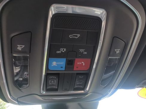 Used 2024 Jeep Grand Cherokee L Altitude AWD/4WD image 21