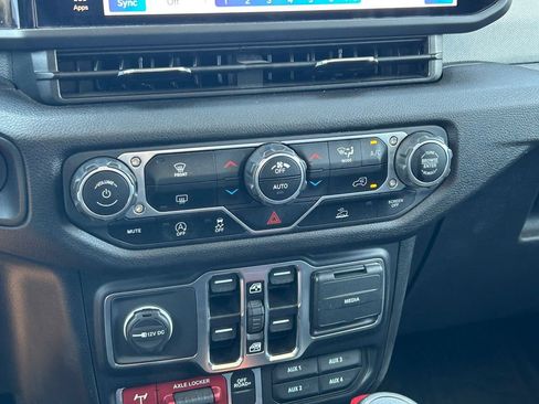 Used 2024 Jeep Gladiator Sport AWD/4WD image 31