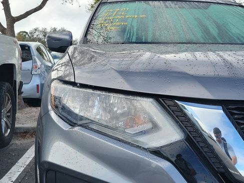 Used 2018 Nissan Rogue SV image 7