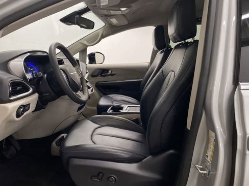 Used 2024 Chrysler Pacifica Touring-L image 13