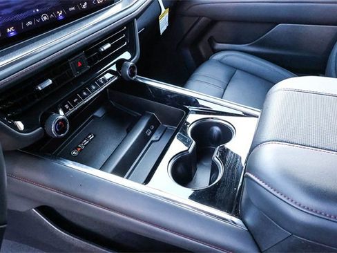 Used 2025 Chevrolet Suburban RST image 20