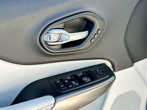 Used 2019 Jeep Cherokee Limited image 17