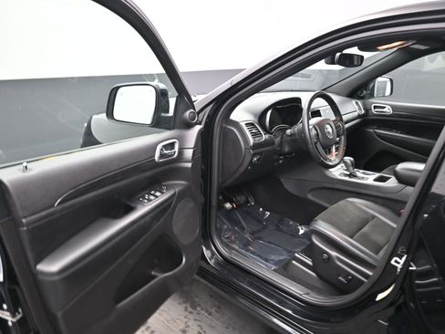 Used 2019 Jeep Grand Cherokee Altitude image 16