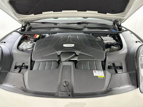 Used 2021 Porsche Cayenne AWD/4WD image 32