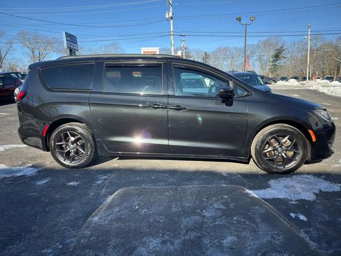 Used 2019 Chrysler Pacifica Touring-L w/ S Appearance Package image 8