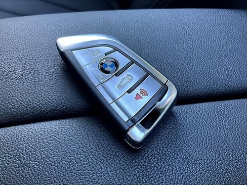 Used 2022 BMW X7 xDrive40i w/ Parking Assistance Package image 14