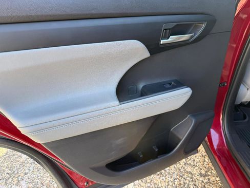 Used 2020 Toyota Highlander XLE image 32