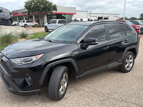 Used 2021 Toyota RAV4 XLE Premium AWD/4WD image 7
