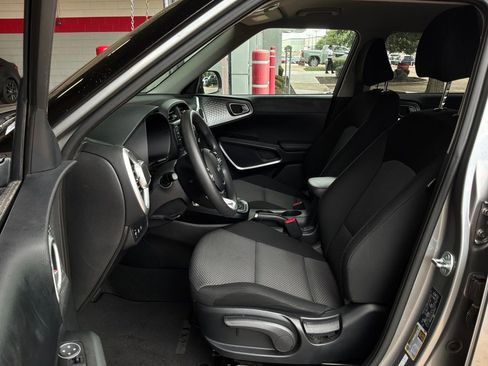 Used 2025 Kia Soul LX w/ LX Technology Package FWD image 10