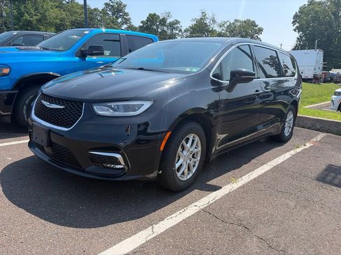 Used 2025 Chrysler Pacifica Select FWD image 3