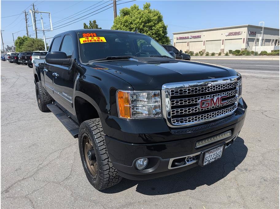 Used 2011 GMC Sierra 2500 Denali w/ Suspension Package, Off-Road AWD/4WD image 2