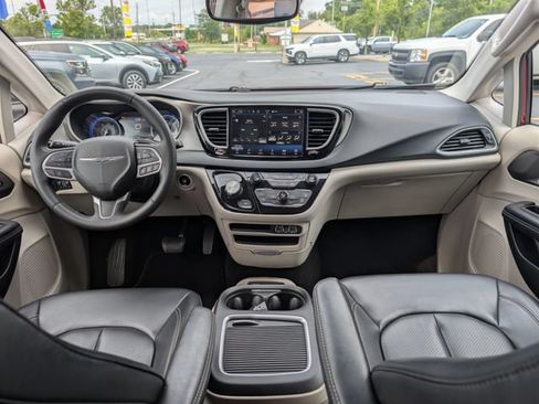 Used 2023 Chrysler Pacifica Touring-L FWD image 11