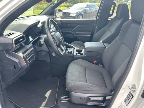 Used 2025 Toyota 4Runner SR5 AWD/4WD image 26
