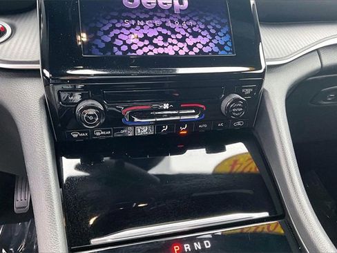 Used 2024 Jeep Grand Cherokee Laredo w/ Trailer Tow Package image 33