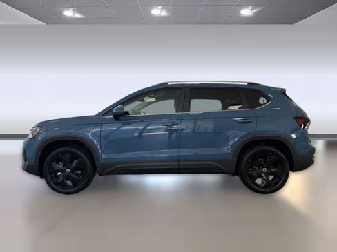 New 2026 Volkswagen Taos SE FWD image 2