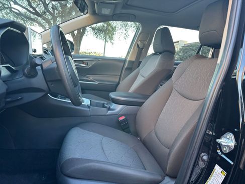 Used 2025 Toyota RAV4 XLE image 21