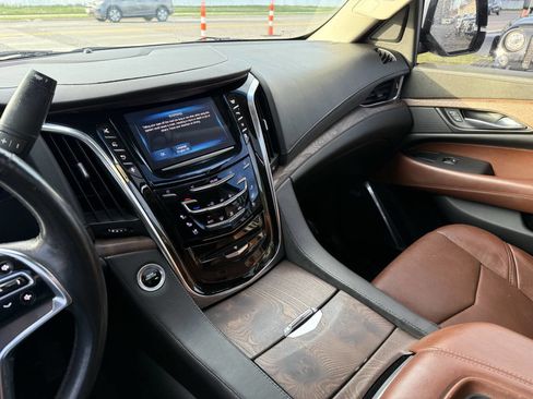 Used 2015 Cadillac Escalade Premium image 22
