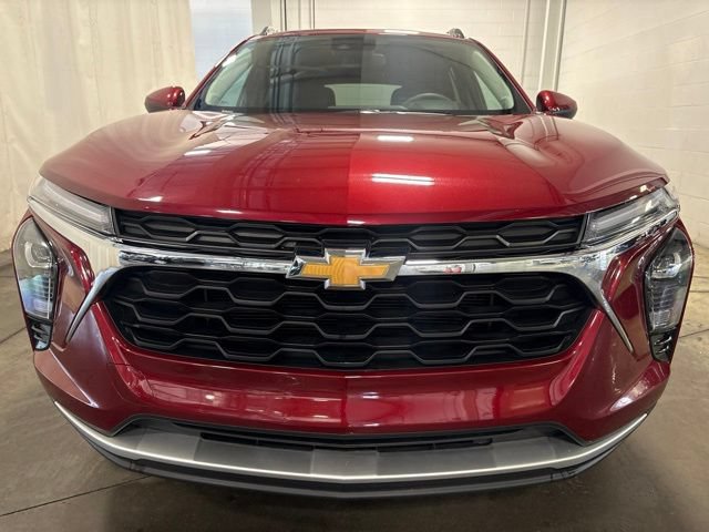 Used 2025 Chevrolet Trax LT FWD image 2
