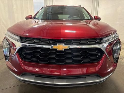 Used 2025 Chevrolet Trax LT FWD image 2