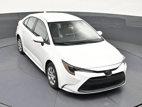 Used 2025 Toyota Corolla LE FWD image 18