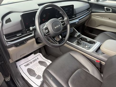Used 2025 Kia Carnival FWD image 11