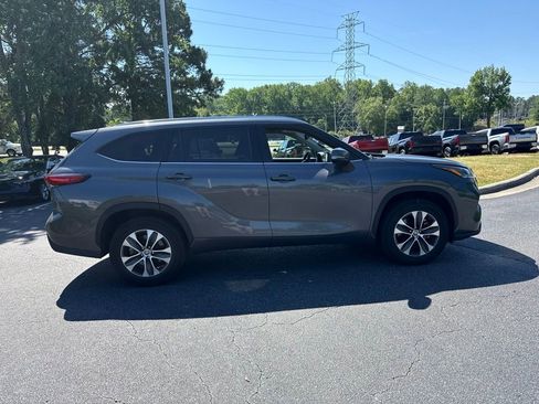 Used 2021 Toyota Highlander XLE FWD image 6