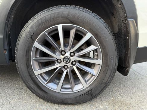 Used 2019 Toyota Highlander XLE image 30