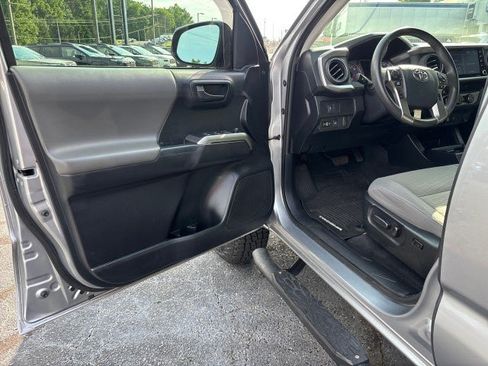 Used 2020 Toyota Tacoma SR5 AWD/4WD image 9