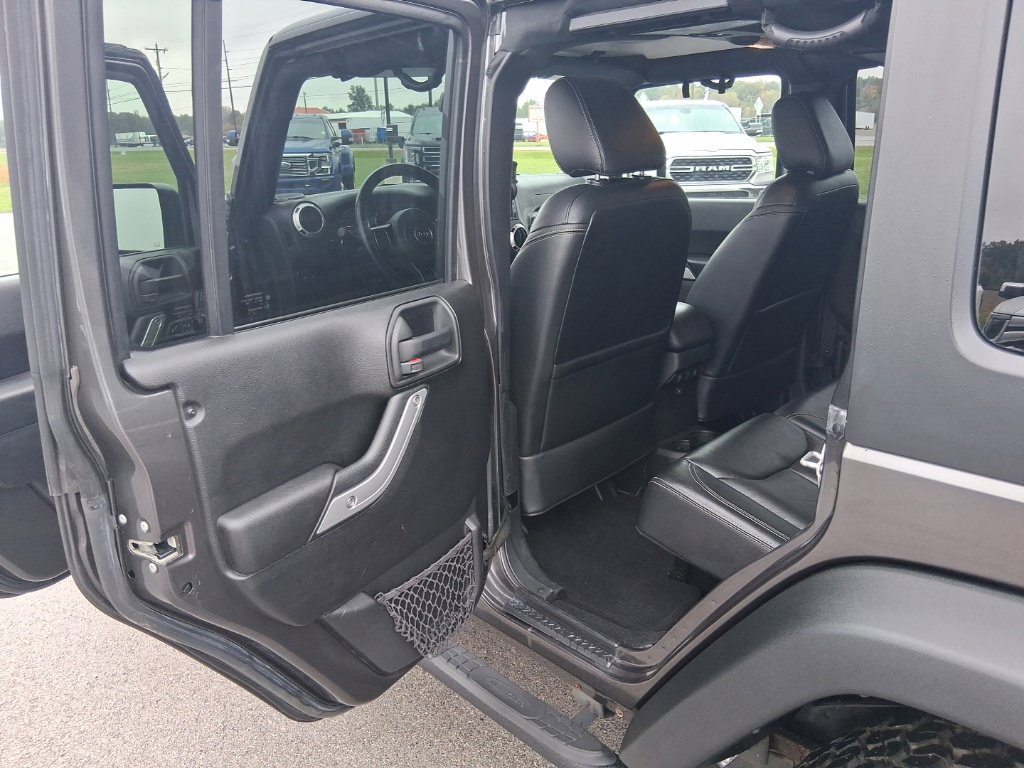 Used 2016 Jeep Wrangler Unlimited Rubicon w/ Connectivity Group AWD/4WD image 25