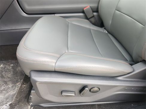 New 2025 Ford Expedition Active image 17