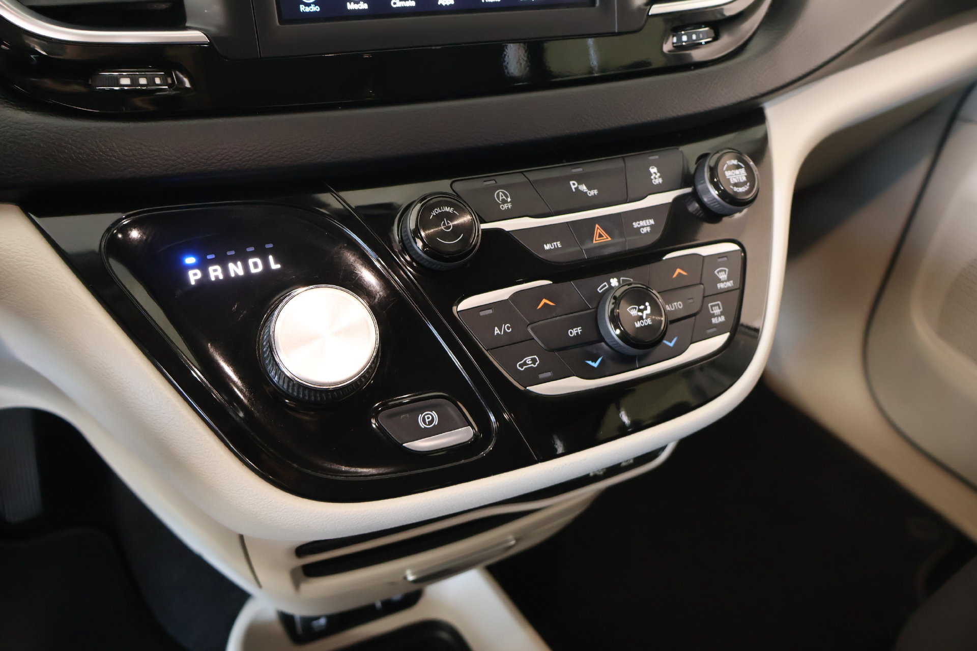 Used 2018 Chrysler Pacifica Touring Plus w/ Tire & Wheel Group FWD image 7