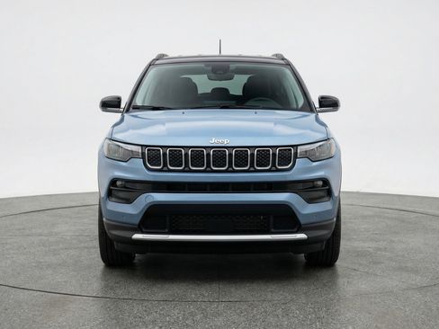 Used 2025 Jeep Compass Limited AWD/4WD image 2