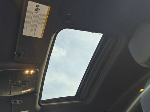 Used 2025 Toyota Sienna Limited image 31