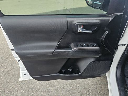 Used 2022 Toyota Tacoma TRD Off-Road image 9