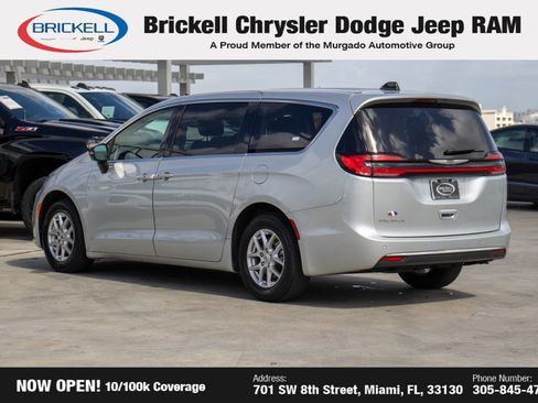 Used 2024 Chrysler Pacifica Touring-L image 7