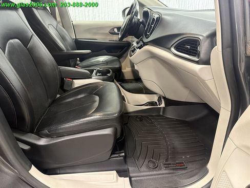 Used 2019 Chrysler Pacifica Touring-L image 21