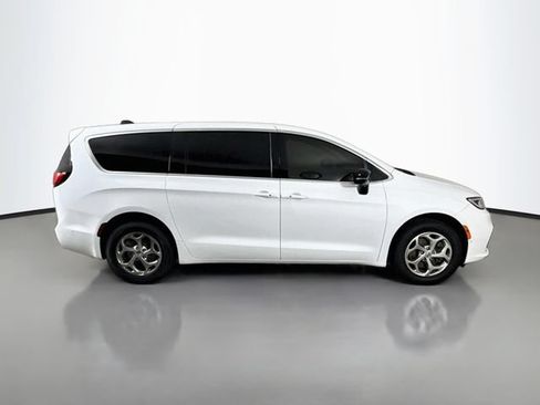 Used 2024 Chrysler Pacifica Limited AWD/4WD image 8