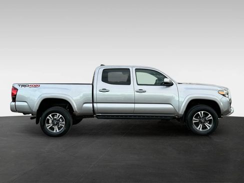 Used 2019 Toyota Tacoma SR5 AWD/4WD image 8