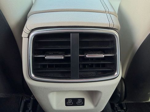 Used 2025 Genesis G70 2.5T image 23