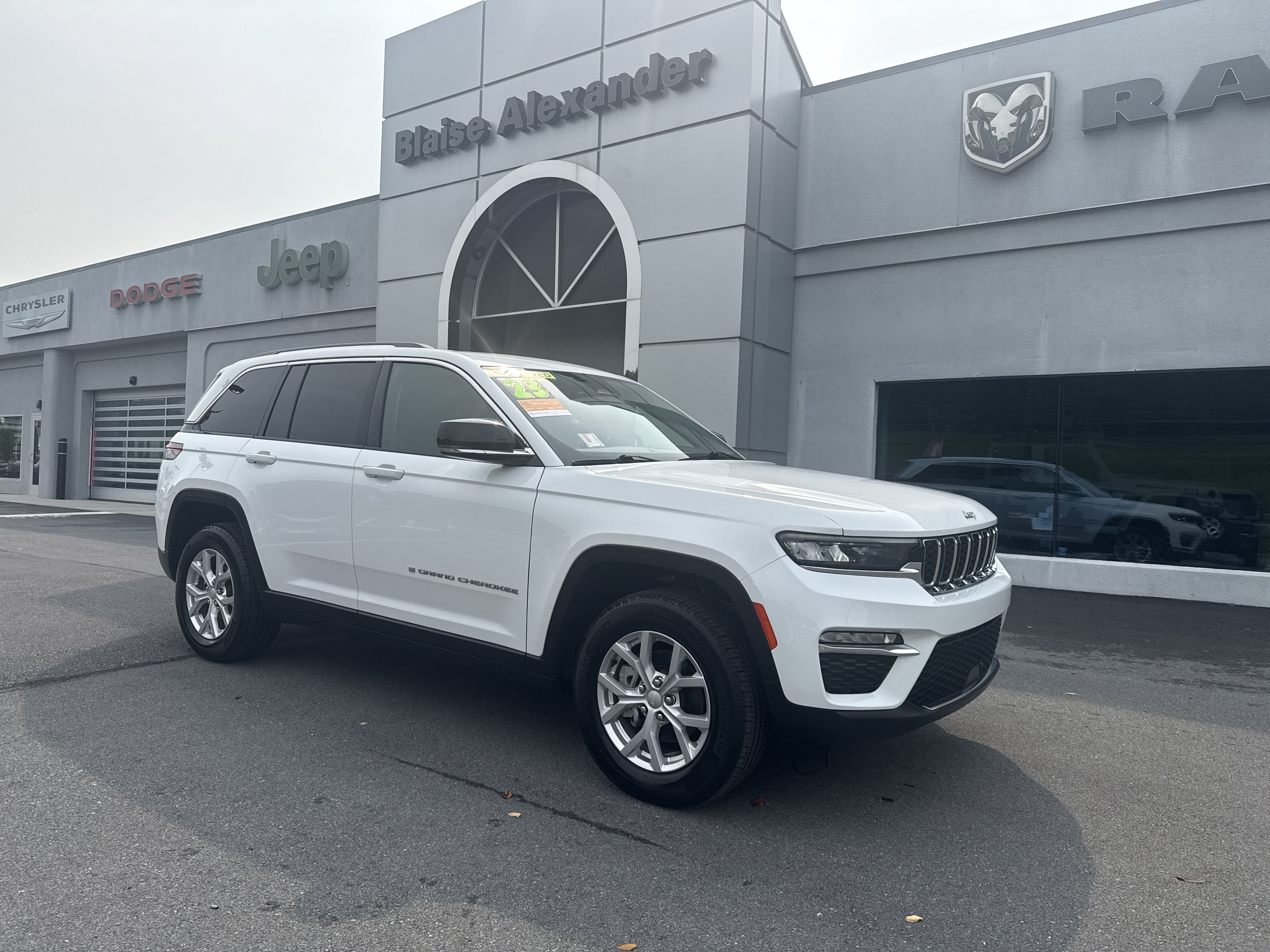 Used 2023 Jeep Grand Cherokee Limited AWD/4WD image 1