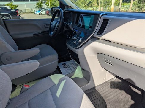 Certified 2017 Toyota Sienna L image 13