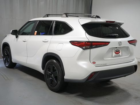 Used 2023 Toyota Highlander LE FWD image 6